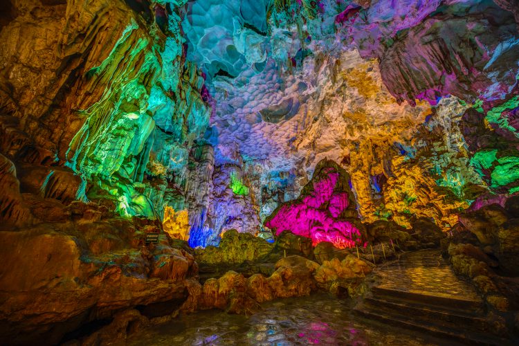 Farvespil i en af grotterne i Halong bay